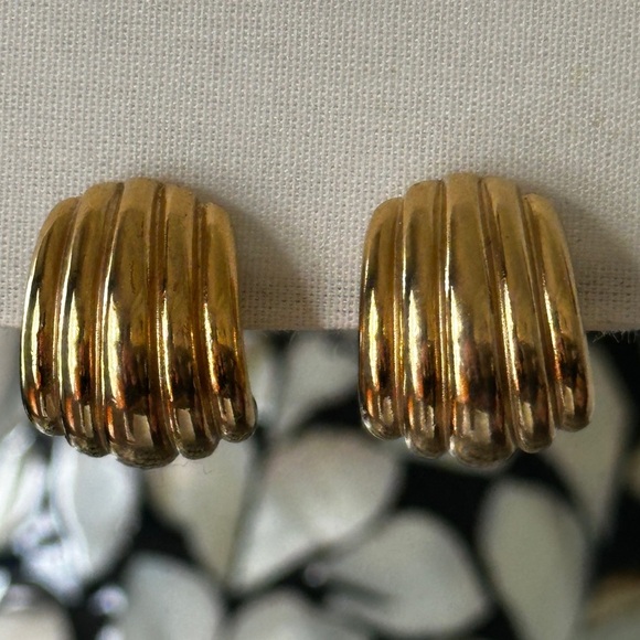 Clam Shell Shaped Gold Tone Clip-On Earrings Vintage - Picture 6 of 6